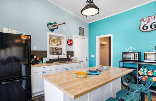 Ashland Cabin | Retro Sundowner Cabin w/Hot Tub. 3 Bedroom & 4 Queen Beds
