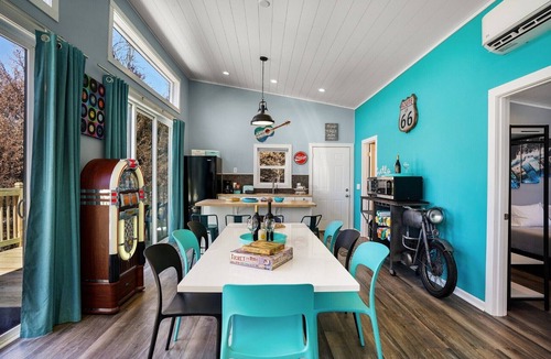 Ashland Cabin | Retro Sundowner Cabin w/Hot Tub. 3 Bedroom & 4 Queen Beds