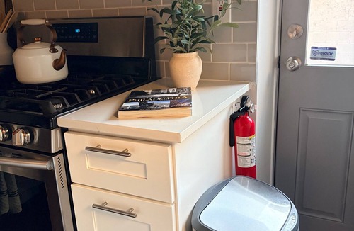 South Philadelphia House | River Place -Walk to Jefferson Methodist, 2BR Queen Beds 1 Bath -Patio & Grill