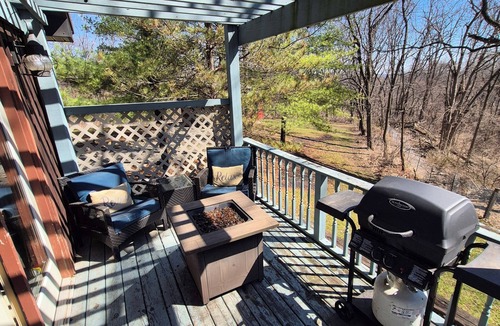 Savanna Cabin | River Rail Retreats Deluxe Cabin with whirlpool jacuzzi at Palisades