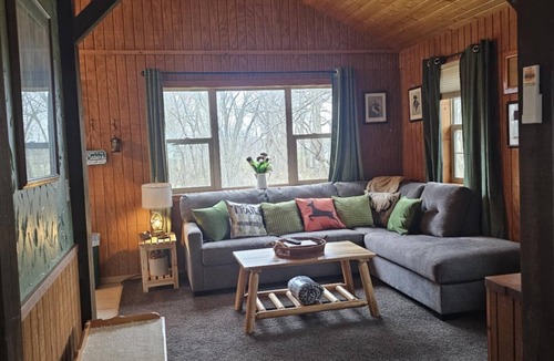 Savanna Cabin | River Rail Retreats Deluxe Cabin with whirlpool jacuzzi at Palisades