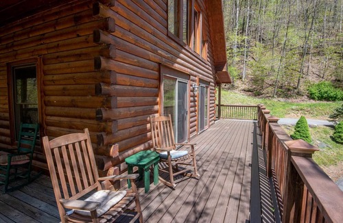 Todd Cabin | River Walk - New River Front Log Cabin in Todd - 30 Min to Skiing/Tubing