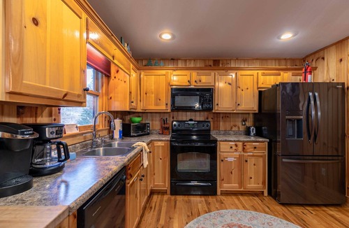 Todd House | Riverbend Retreat - New River frontage, hot tub, pool table!
