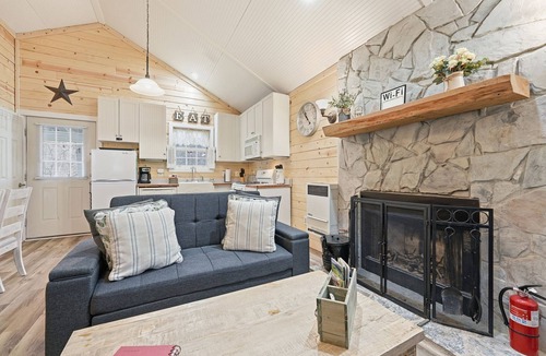Altamont House | Riverfront Cottage/Fish Camp Getaway