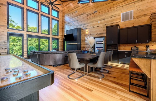 Broken Bow Cabin | Riverfront Modern Cabin/Pickle Ball/Slide/Shuffleboard/Outdoor Shower