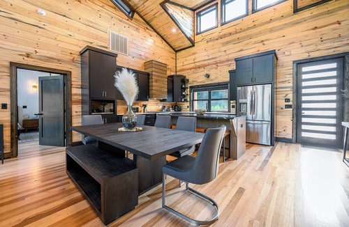 Broken Bow Cabin | Riverfront Modern Cabin/Pickle Ball/Slide/Shuffleboard/Outdoor Shower