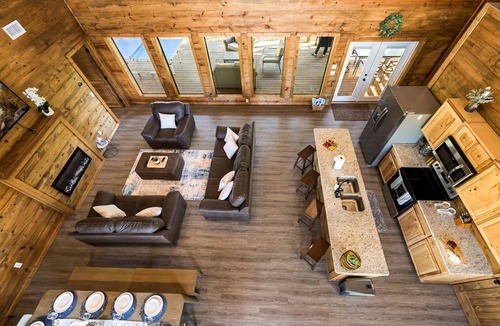 Golden Cabin | Riverside Family Cabin, Pets, Kayaks, Nintendo, Ping Pong. FREE Gym At/By Sweat Shack.