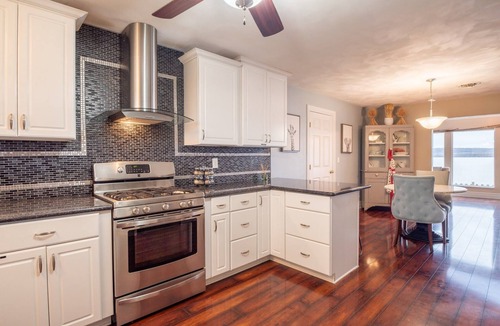 Sunnyland House | Riverside Paradise