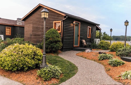 Bellevue Cabin | Riverview Cabin + Hot Tub w/TV+ Pickleball Court