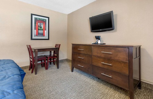 Peterson Park Hotel | Rodeway Inn Chicago North Shore - Lincolnwood