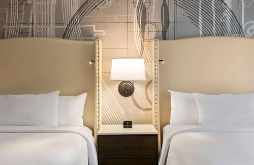 Berkeley Heights Hotel | Romantic Getaway! Cozy Suite w/Pool, Free Breakfast & Parking, Pet Allowed!