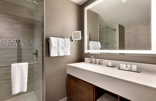 Berkeley Heights Hotel | Romantic Getaway! Cozy Suite w/Pool, Free Breakfast & Parking, Pet Allowed!