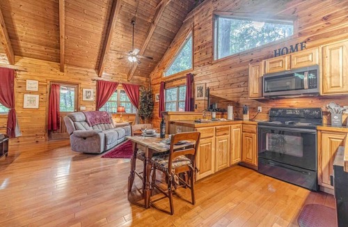 Helen House | ROMANTIC GETAWAY COZY CABIN