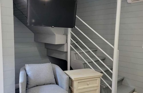 Owensville Cabin | Romantic Glamping Getaway Perfect for Quality Time with Your Partner: Cute Tiny House near Owensville, Missouri