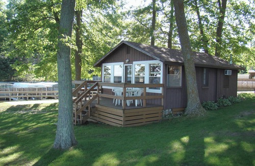 Walker Cabin | Romantic Lakefront Cabin –Lux 1-BRM King Bed, Beachside @ Adventure North Resort