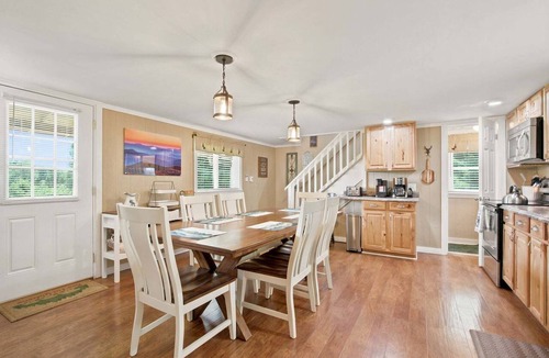 Creston Cabin | Romantic Mountain Retreat with Fenced Yard & Views