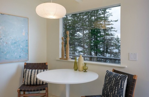 Eastsound House | Romantic Oceanfront Getaway/Hot tub/Chef Kitchen