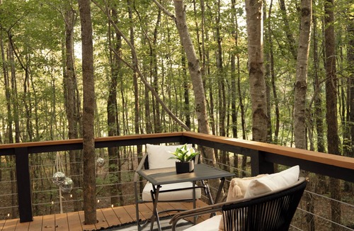 Crane Hill Cabin | Romantic secluded treehouse with hot tub, lake