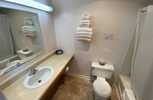 Downs Hotel | Room 104 - Double Full - Sleeps 4 - West Lake Grandvue Inn