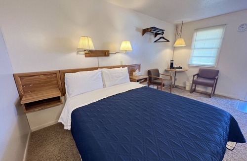 Downs Hotel | Room 109 - Standard Queen - Sleeps 2 - West Lake Grandvue Inn