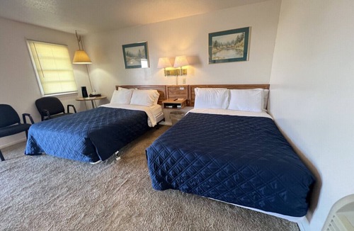 Downs Hotel | Room 113 - Double Full - Sleeps 4 - West Lake Grandvue Inn