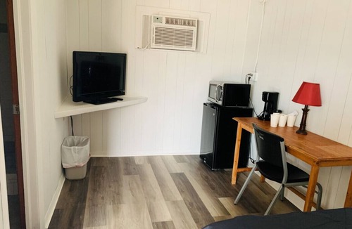 Harper Hotel | Room 15 - Standard Queen - Sleeps 2 - Harper Motel