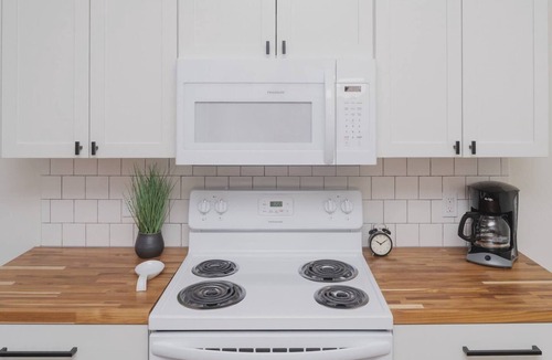Brady Arts District Apartment | Room 2-1 Summary: In