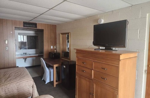 Quinter Hotel | Room with 2 Queen Beds Perfect for Family Road Trips - Explore Chalk Pyramids!