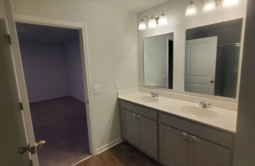 Port Wentworth House | Room with private bathroom for rent for long periods.