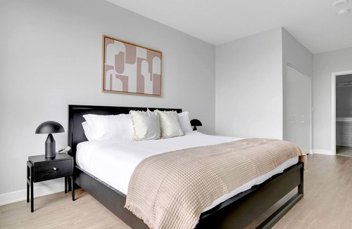 Arlington Heights Apartment | Roomy Arlington Heights 2BR w/ Gym & W/D, near I-90, by Blueground