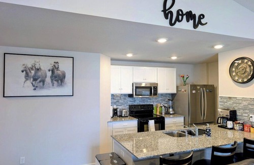 Altoona House | Roomy & modern, with all the comforts of home in a perfect location!