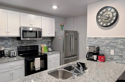 Altoona House | Roomy & modern, with all the comforts of home in a perfect location!