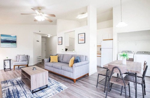 Pekin House | ROSEMARY - Comfy 3 BD in Pekin w/KING bed