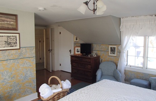 Coon Rapids House | Roswell Suite in the Historic Garst Farmhouse at Whiterock Conservancy