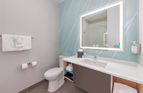 Davis Spring Commercial Hotel | Round Rock Center, 2 Queen Studio, Gym & Breakfast