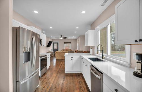 Glassboro Apartment | Rowan University Home Sleeps 12 with 10 Car Parking 20 min to Philly