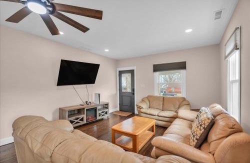 Glassboro Apartment | Rowan University Home Sleeps 12 with 10 Car Parking 20 min to Philly