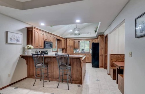 Powell Cabin | Rural 6 bedroom cabin - With a Hot Tub!