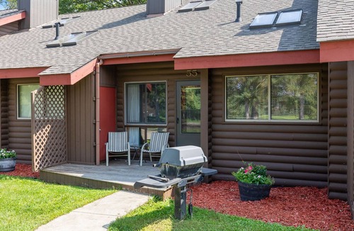 Breezy Point Condo | Rustic 2BR Loft Cabin w/Deck in Pelican Woods