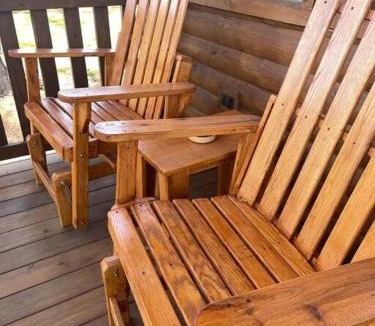 Groveoak House | Rustic Chic Alabama Cabin w Loft Fire Pit Pet Friendly Fenced Yard Lake Guntersville - Coco Chateau