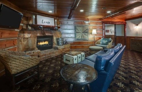Peoria Hotel | Rustic Elegance Meets Modern Comfort Near IL River Valley | 2 Units