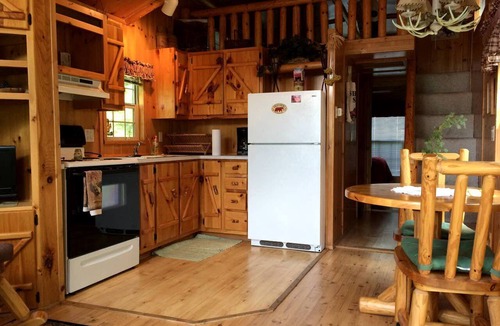 Newport Cabin | Rustic Newport Cabin with a Hot Tub Ideal for a Vacation in Tennessee