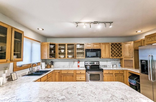 Weaverville House | Rustic Pet‑Friendly Cabin Hot Tub Sleeps 10 Walk to JuneBug Venue