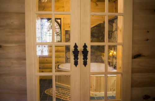 Spencer Bed & Breakfast | Rustic Polish Jacuzzi Room in log home 11 miles from Ithaca