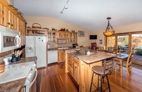 Lake Shore House | Rustic Rambler that has privacy with Over 400 Feet Of Lake Shore On Gull Chain