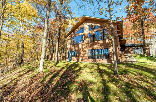Lake Shore House | Rustic Rambler that has privacy with Over 400 Feet Of Lake Shore On Gull Chain