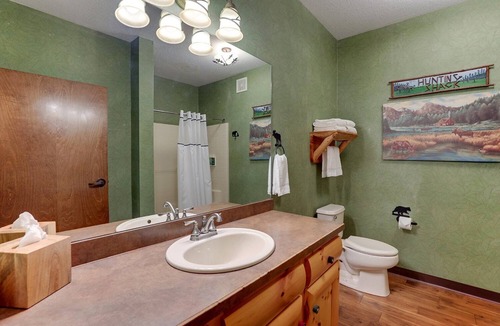 Johnston Hotel | Rustic Retreat w/Onsite Pool + Gym | 5 mi to Gray’s Lake Park
