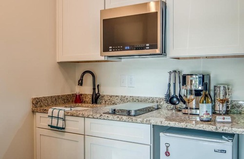 Edgehill Apartment | Rustic Studio Walkable to Music Row! by Stay Local Nashville