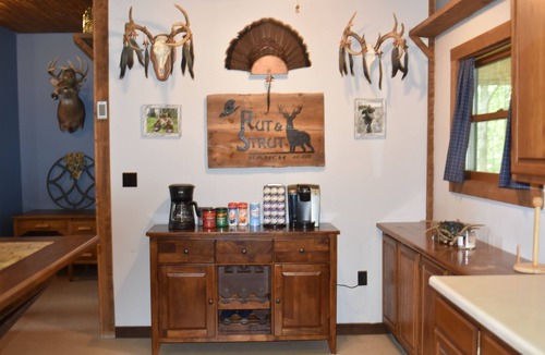 Thompson Cabin | Rut & Strut Ranch - 35 minutes from Mark Twain Lake! Quiet Cabin in the woods