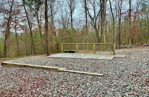 Tracy City RV Rental | RV Pad w/Full Hookups, WiFi, & a Deck! Pet Friendly